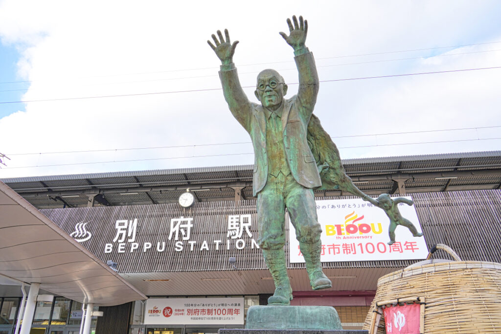 油屋熊八の像 大分県
