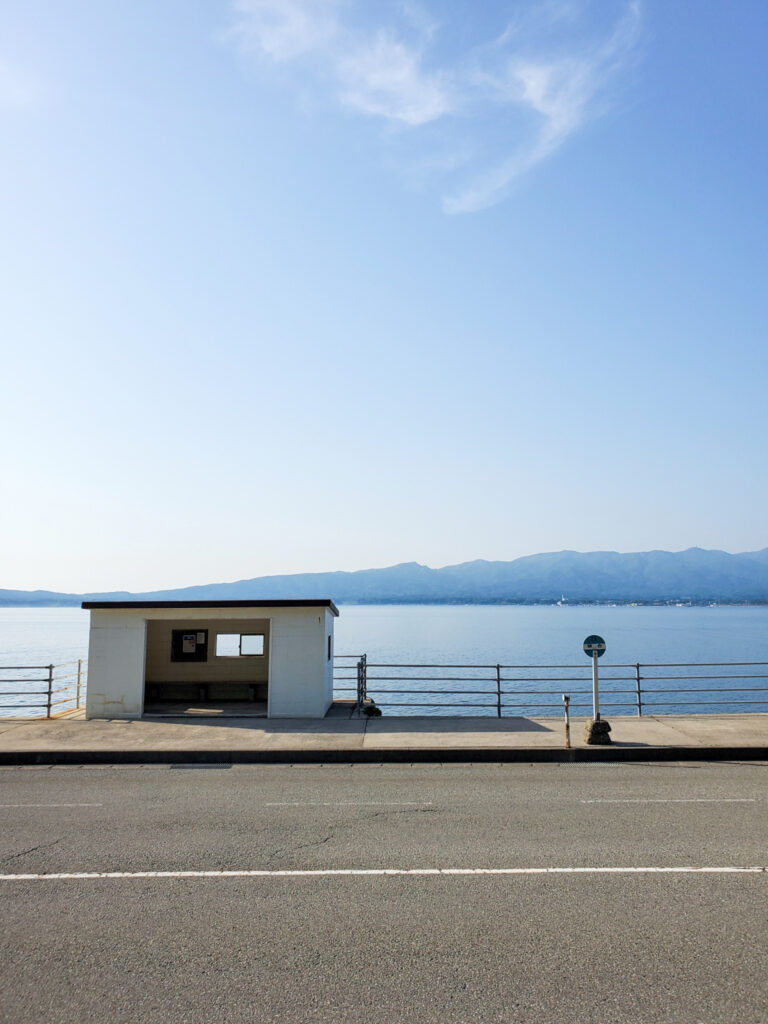 恋するバス停（背合／せなごうのバス停） 新潟県