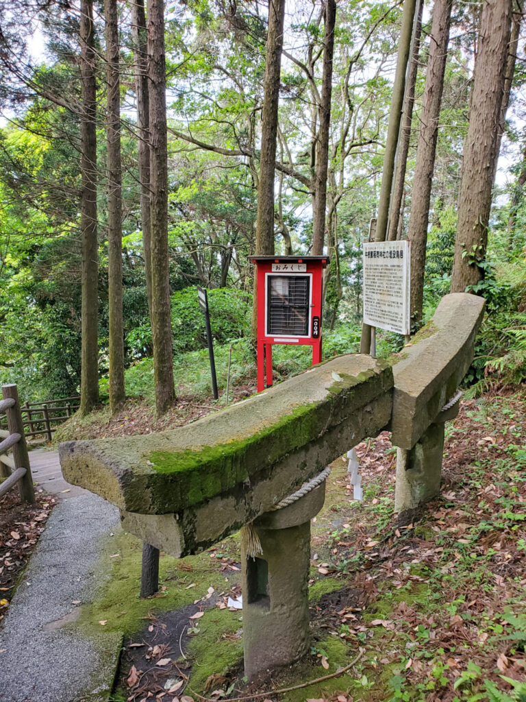 牛根麓稲荷神社の埋没鳥居 鹿児島県