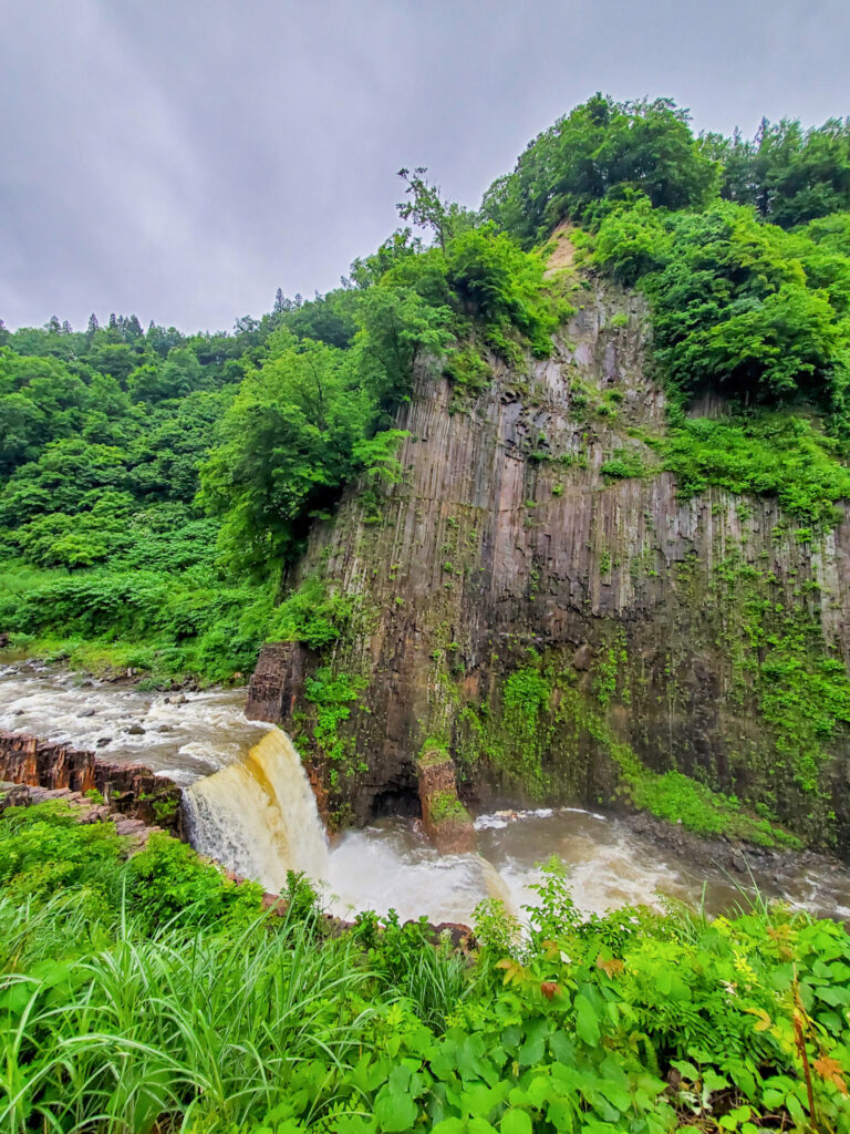 田代の七ツ釜(柱状節理) 新潟県