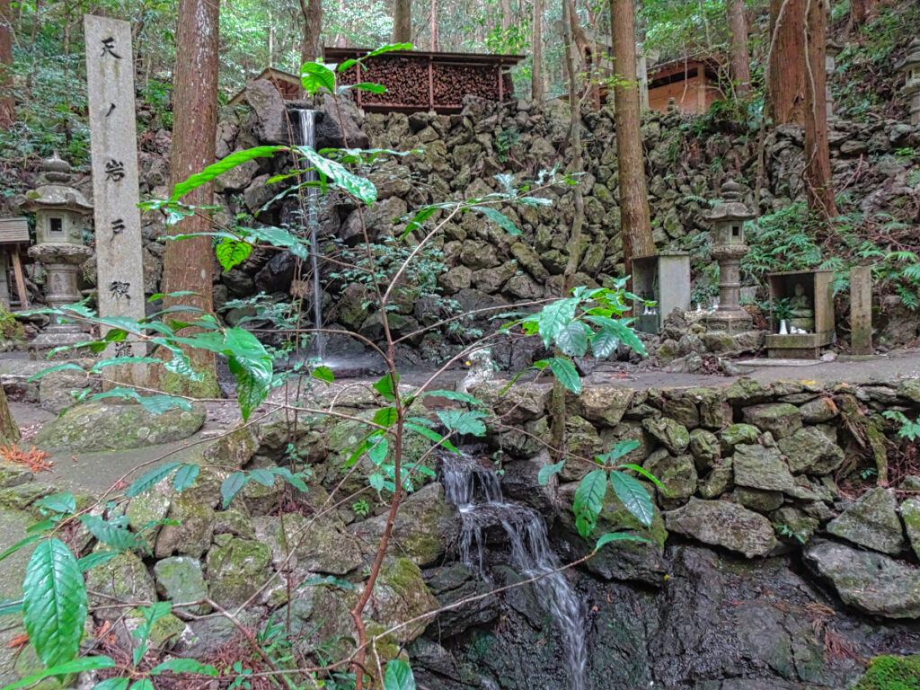 天の岩戸（恵利原の水穴） 三重県