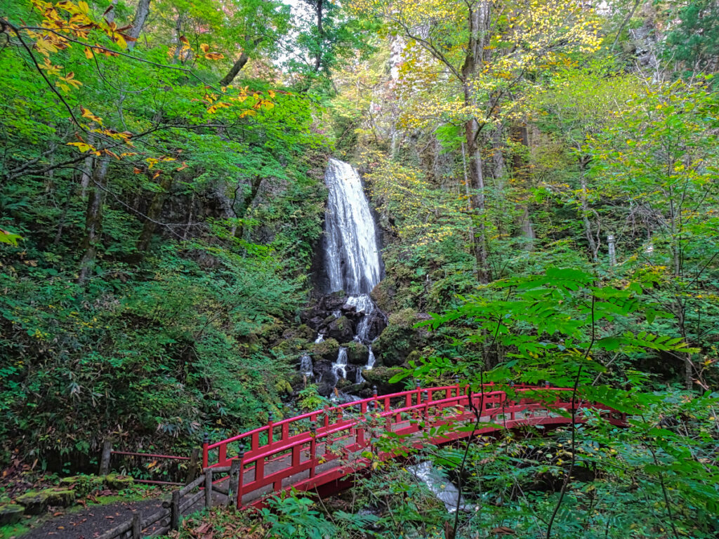 不動の滝（滝100選） 岩手県