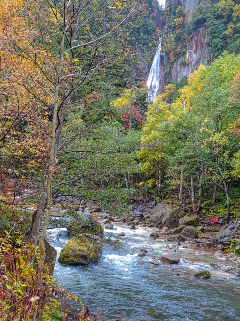 流星の滝（滝100選） 北海道